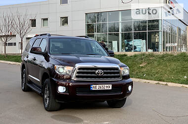 Внедорожник / Кроссовер Toyota Sequoia 2015 в Кривом Роге