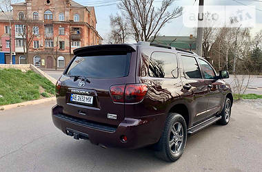 Внедорожник / Кроссовер Toyota Sequoia 2015 в Кривом Роге