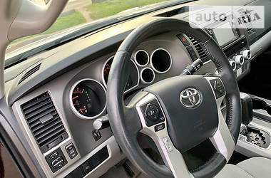 Внедорожник / Кроссовер Toyota Sequoia 2015 в Кривом Роге