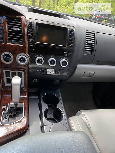 Позашляховик / Кросовер Toyota Sequoia 2009 в Києві