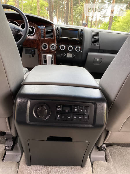 Позашляховик / Кросовер Toyota Sequoia 2009 в Києві