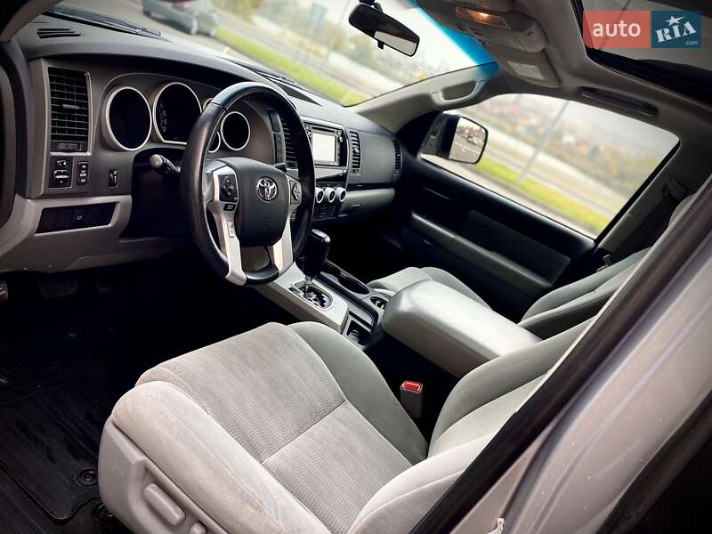 Внедорожник / Кроссовер Toyota Sequoia 2017 в Виннице