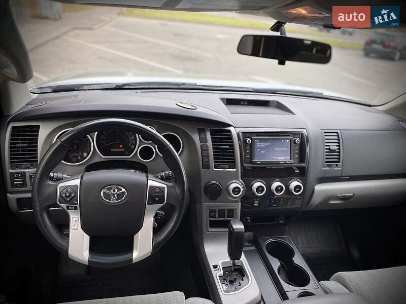 Внедорожник / Кроссовер Toyota Sequoia 2017 в Виннице