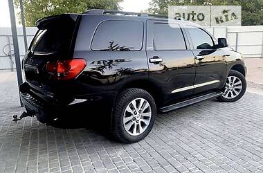 Позашляховик / Кросовер Toyota Sequoia 2016 в Ужгороді