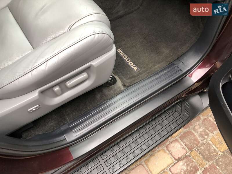 Внедорожник / Кроссовер Toyota Sequoia 2012 в Киеве