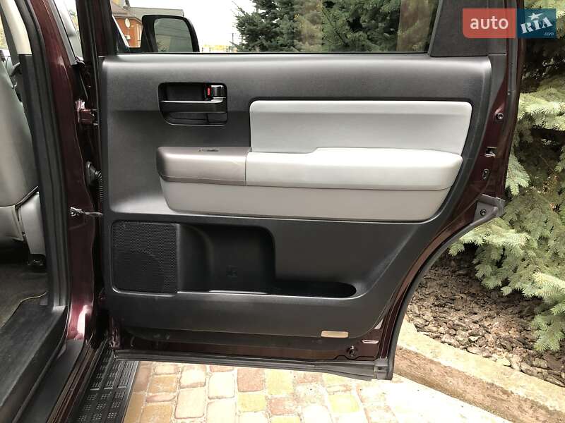 Внедорожник / Кроссовер Toyota Sequoia 2012 в Киеве