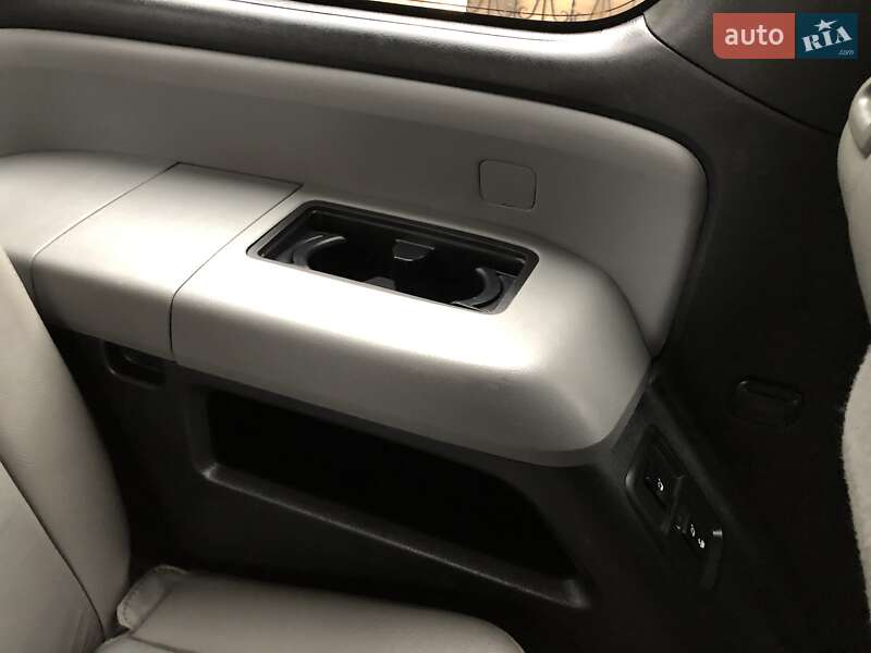 Внедорожник / Кроссовер Toyota Sequoia 2012 в Киеве