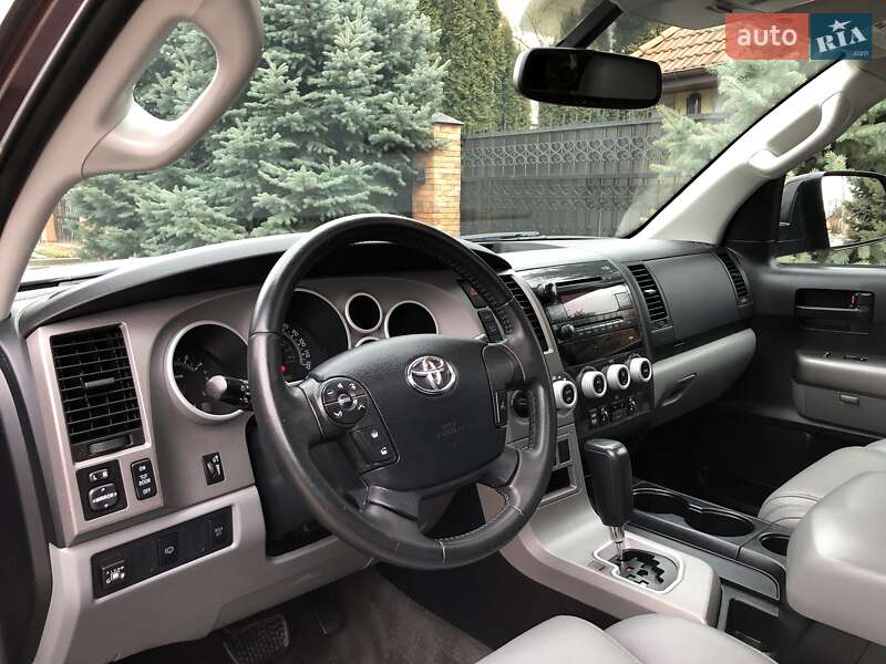 Внедорожник / Кроссовер Toyota Sequoia 2012 в Киеве