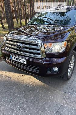 Позашляховик / Кросовер Toyota Sequoia 2016 в Полтаві