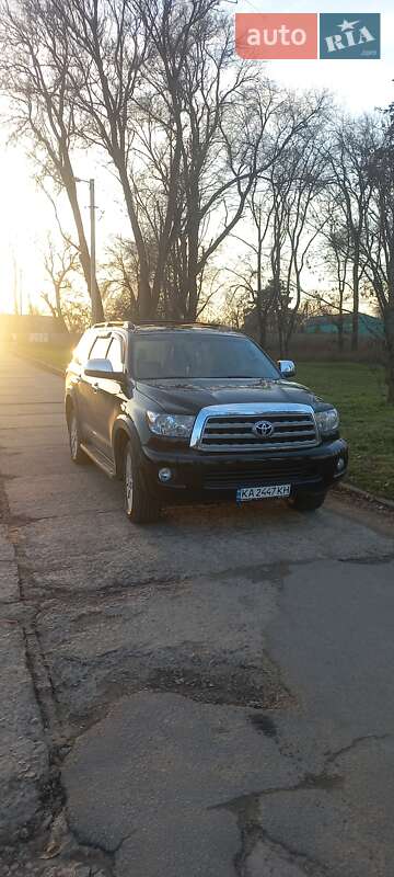 Внедорожник / Кроссовер Toyota Sequoia 2013 в Верхнеднепровске