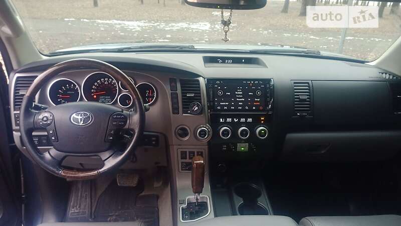 Позашляховик / Кросовер Toyota Sequoia 2010 в Кривому Розі