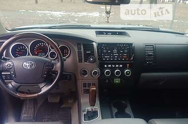 Toyota Sequoia 2010