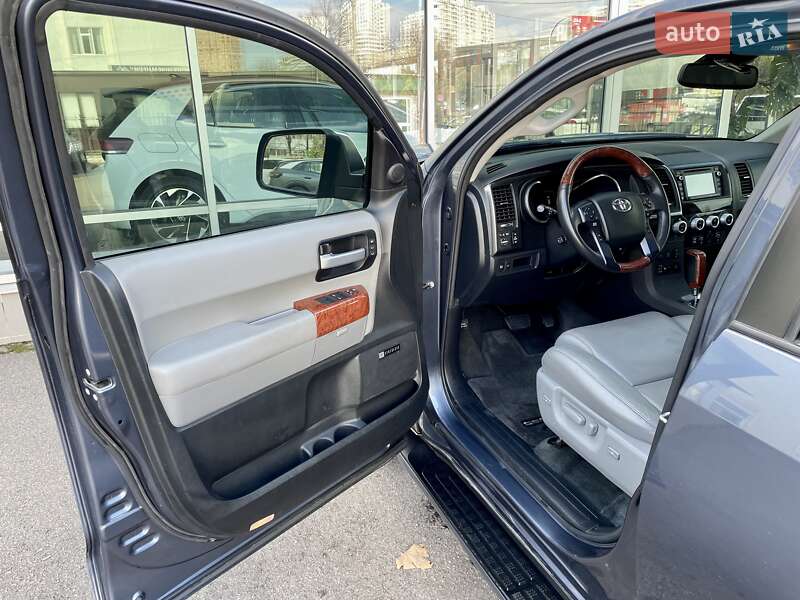 Внедорожник / Кроссовер Toyota Sequoia 2017 в Одессе