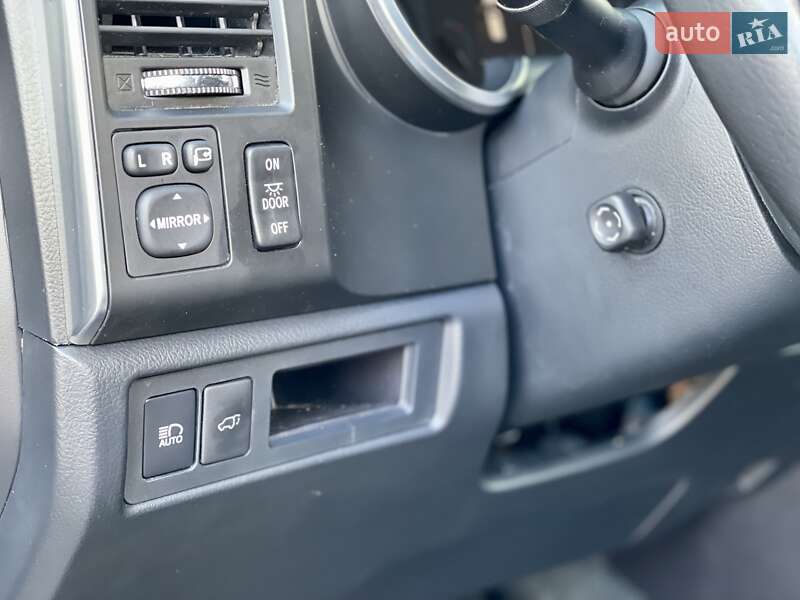 Внедорожник / Кроссовер Toyota Sequoia 2017 в Одессе