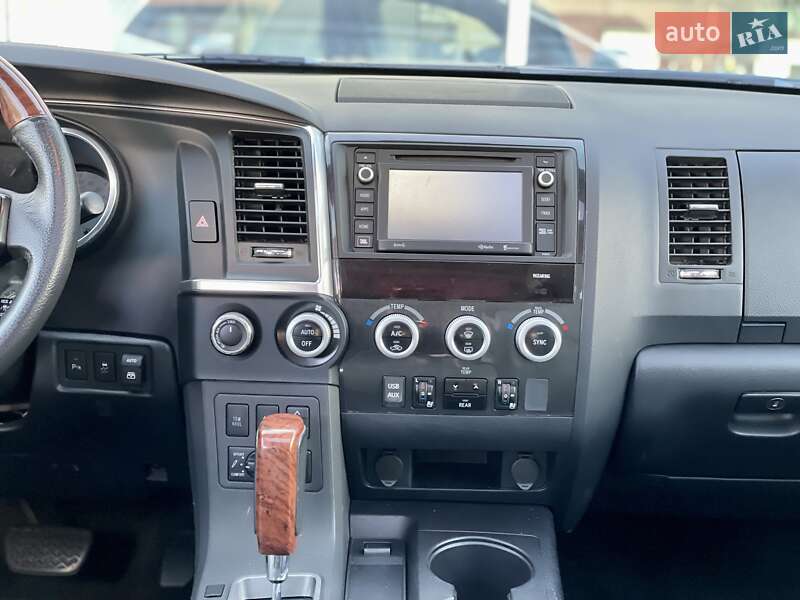 Внедорожник / Кроссовер Toyota Sequoia 2017 в Одессе