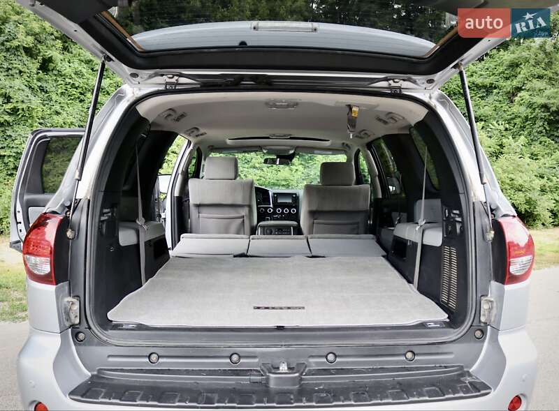 Внедорожник / Кроссовер Toyota Sequoia 2017 в Киеве