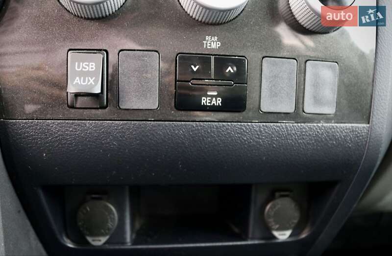 Внедорожник / Кроссовер Toyota Sequoia 2017 в Киеве