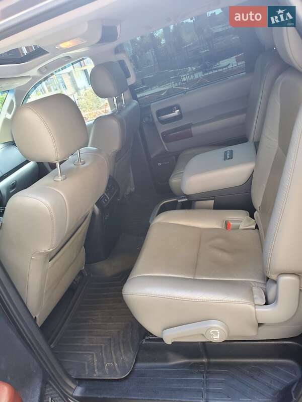 Внедорожник / Кроссовер Toyota Sequoia 2017 в Львове