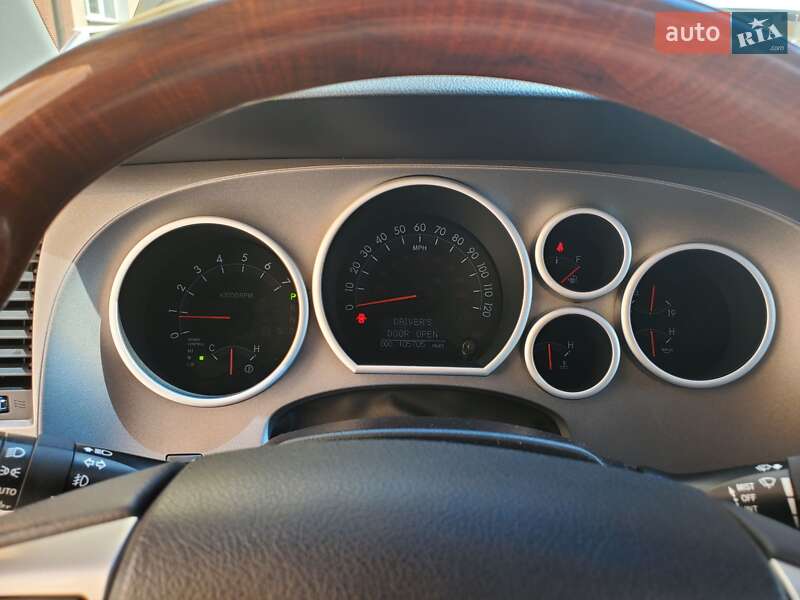 Внедорожник / Кроссовер Toyota Sequoia 2017 в Львове