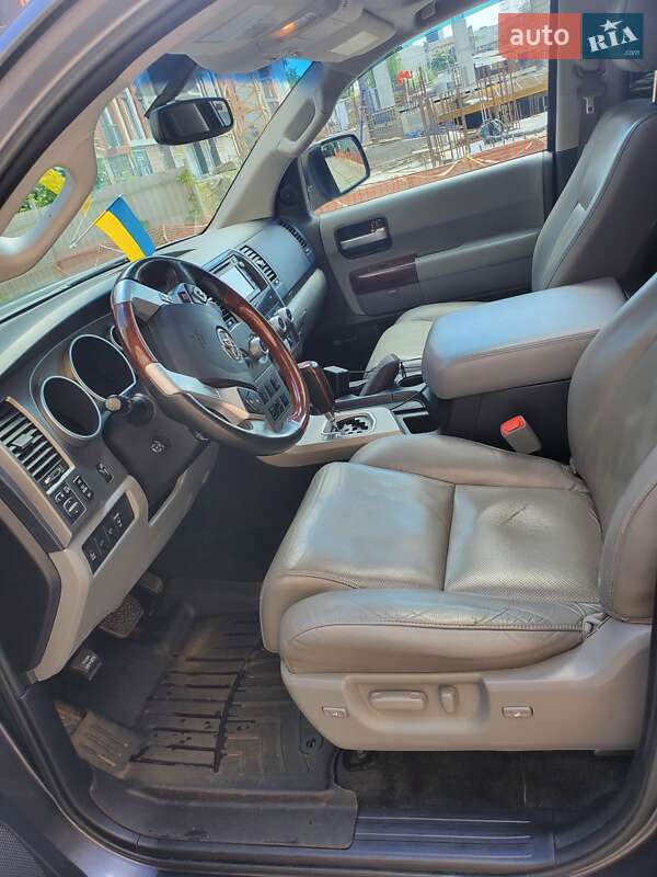 Внедорожник / Кроссовер Toyota Sequoia 2017 в Львове