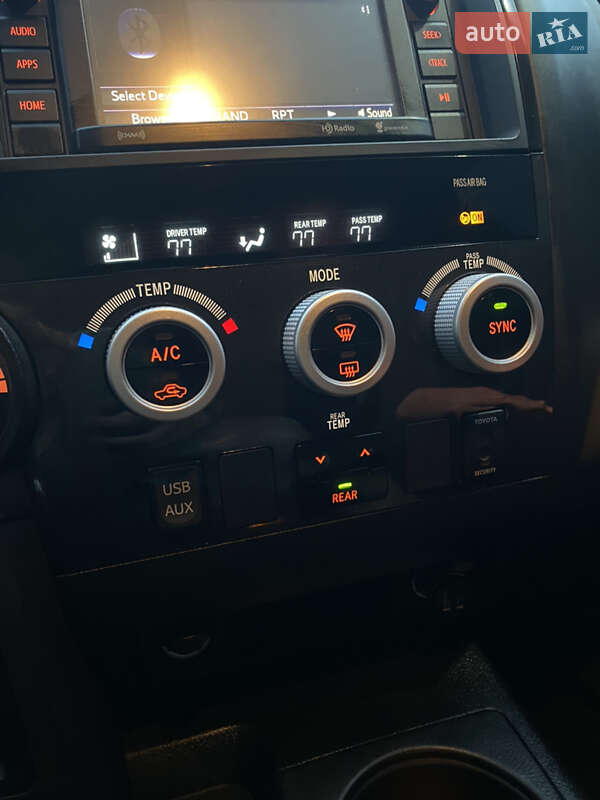 Позашляховик / Кросовер Toyota Sequoia 2017 в Кривому Розі