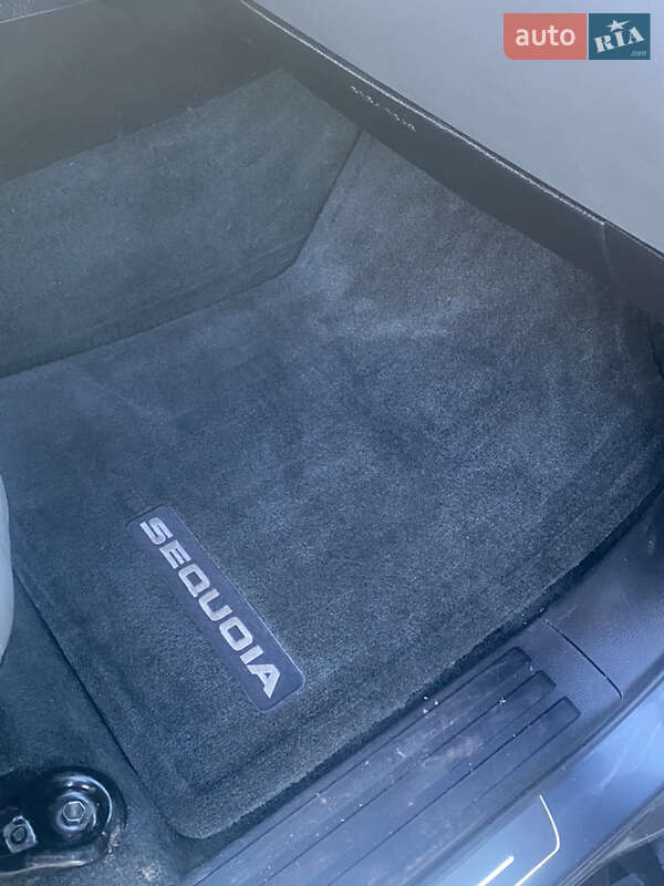 Позашляховик / Кросовер Toyota Sequoia 2017 в Кривому Розі