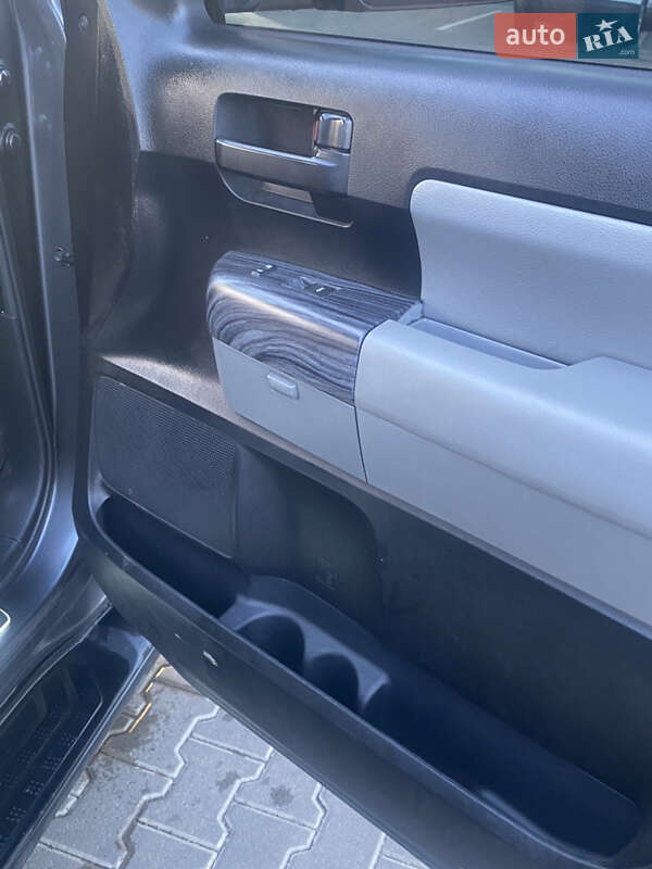 Позашляховик / Кросовер Toyota Sequoia 2017 в Кривому Розі