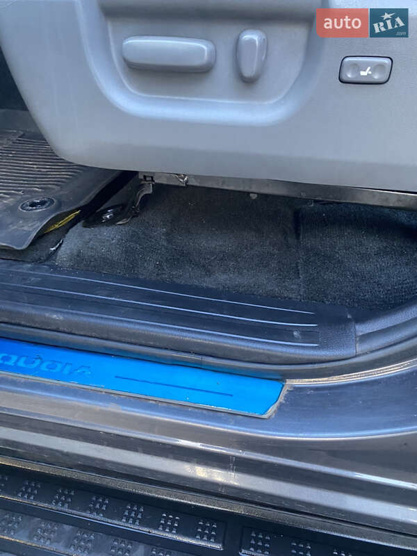 Позашляховик / Кросовер Toyota Sequoia 2017 в Кривому Розі