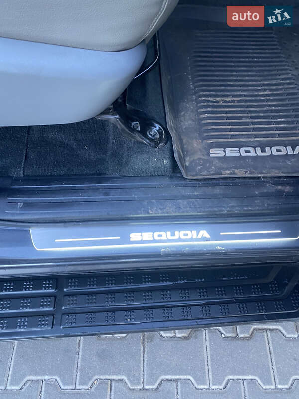 Позашляховик / Кросовер Toyota Sequoia 2017 в Кривому Розі