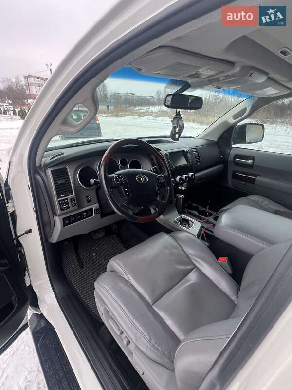 Позашляховик / Кросовер Toyota Sequoia 2013 в Умані