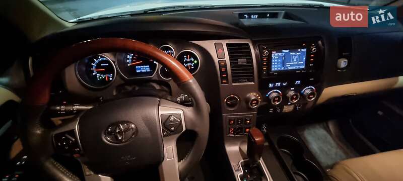 Позашляховик / Кросовер Toyota Sequoia 2016 в Києві фото 15 Позашляховик / Кросовер Toyota Sequoia 2016 в Києві