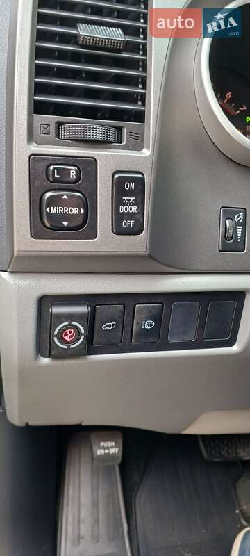 Внедорожник / Кроссовер Toyota Sequoia 2017 в Харькове