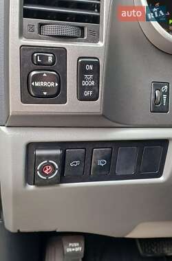 Внедорожник / Кроссовер Toyota Sequoia 2017 в 