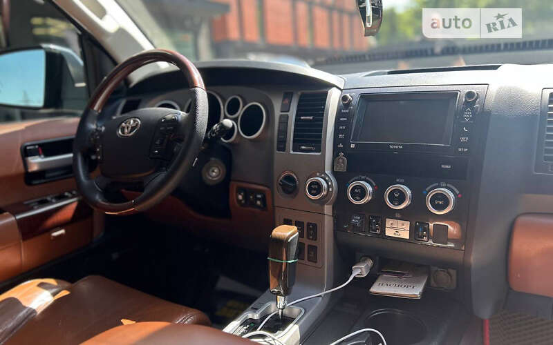 Внедорожник / Кроссовер Toyota Sequoia 2013 в Черновцах