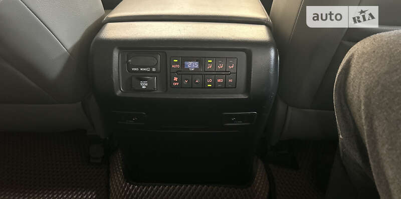 Позашляховик / Кросовер Toyota Sequoia 2013 в Верховині