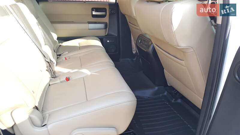 Внедорожник / Кроссовер Toyota Sequoia 2017 в Владимире