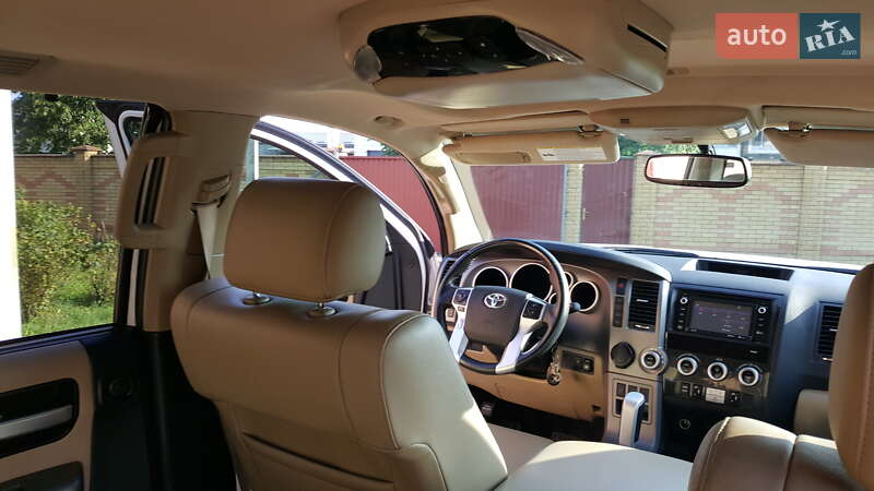 Внедорожник / Кроссовер Toyota Sequoia 2017 в Владимире