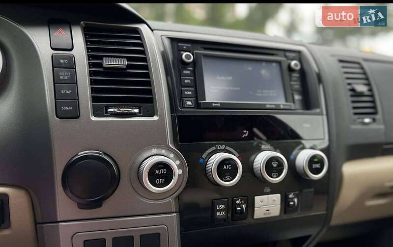 Внедорожник / Кроссовер Toyota Sequoia 2017 в Владимире