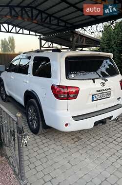 Позашляховик / Кросовер Toyota Sequoia 2013 в Луцьку