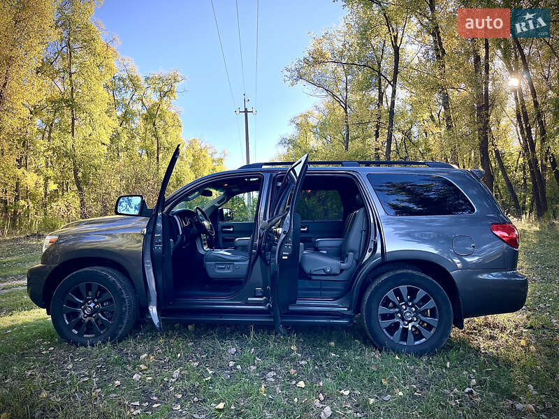 Внедорожник / Кроссовер Toyota Sequoia 2012 в Прилуках
