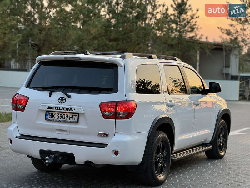 Позашляховик / Кросовер Toyota Sequoia 2017 в Рівному