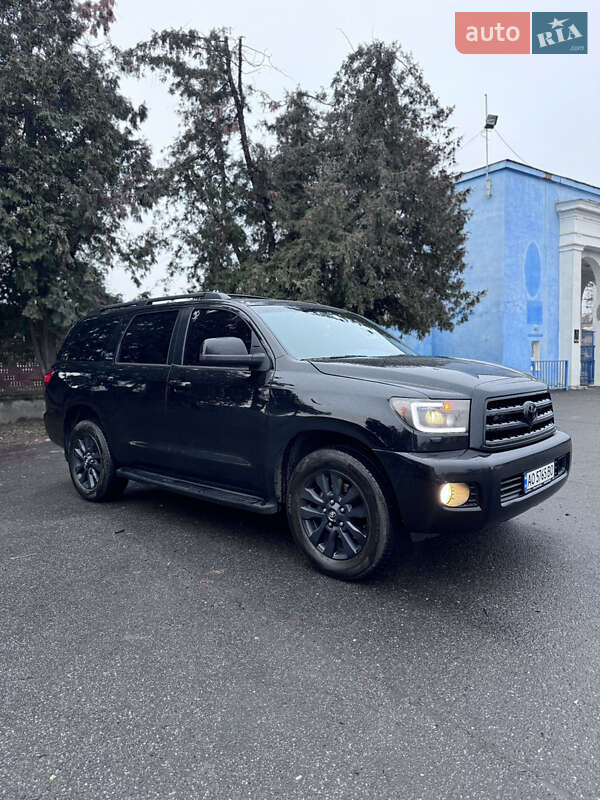 Позашляховик / Кросовер Toyota Sequoia 2015 в Ужгороді