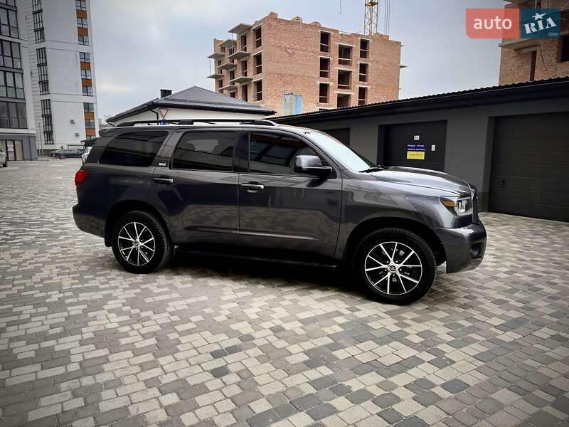 Внедорожник / Кроссовер Toyota Sequoia 2015 в Ивано-Франковске