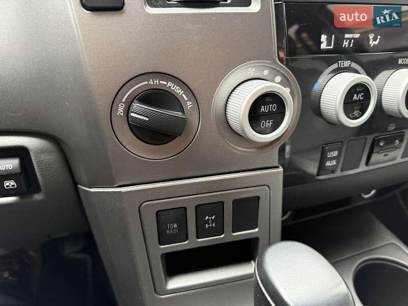 Внедорожник / Кроссовер Toyota Sequoia 2015 в Ивано-Франковске