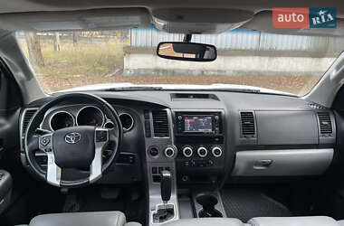 Позашляховик / Кросовер Toyota Sequoia 2014 в 