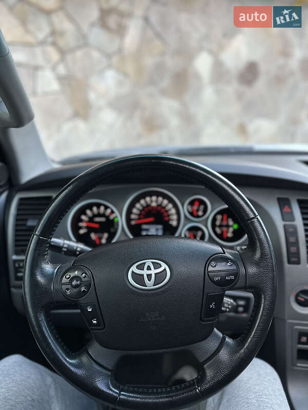 Позашляховик / Кросовер Toyota Sequoia 2009 в Надвірній