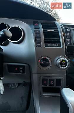 Внедорожник / Кроссовер Toyota Sequoia 2015 в 