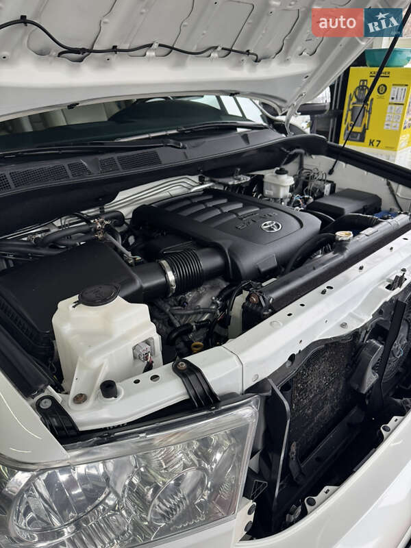 Позашляховик / Кросовер Toyota Sequoia 2013 в Києві