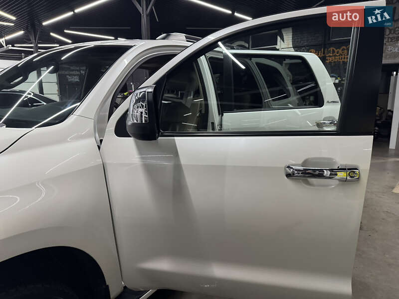 Позашляховик / Кросовер Toyota Sequoia 2013 в Києві