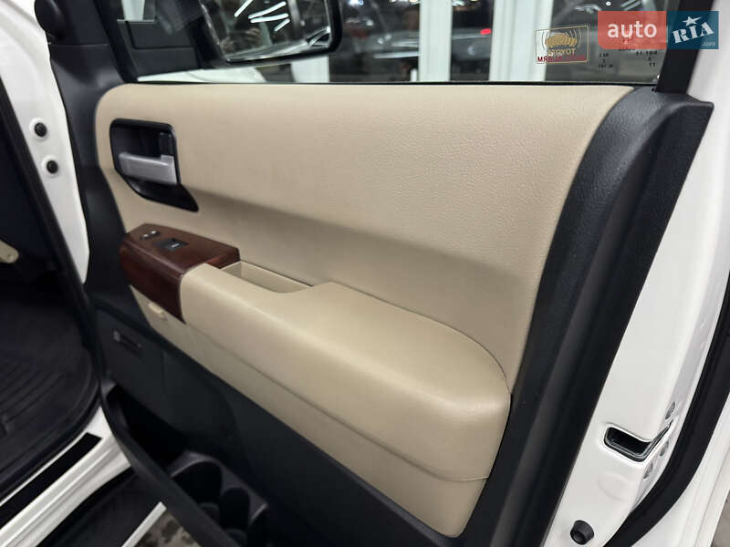 Позашляховик / Кросовер Toyota Sequoia 2013 в Києві